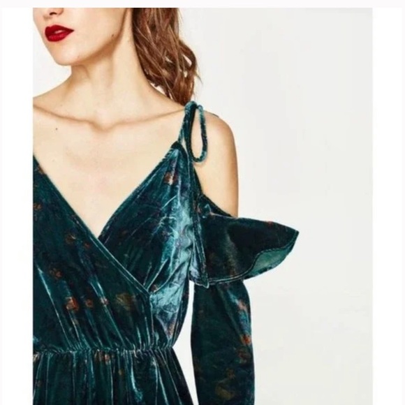 NWT ZARA Asymmetrical Shoulder Crushed Velvet Midi Dress in Emerald Large - Picture 3 of 11